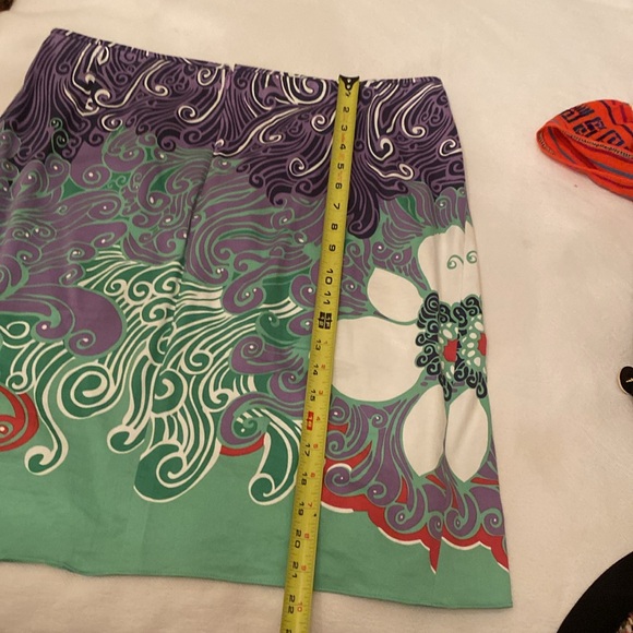 Tahari skirt with wonderful modern swirl print - Picture 7 of 8